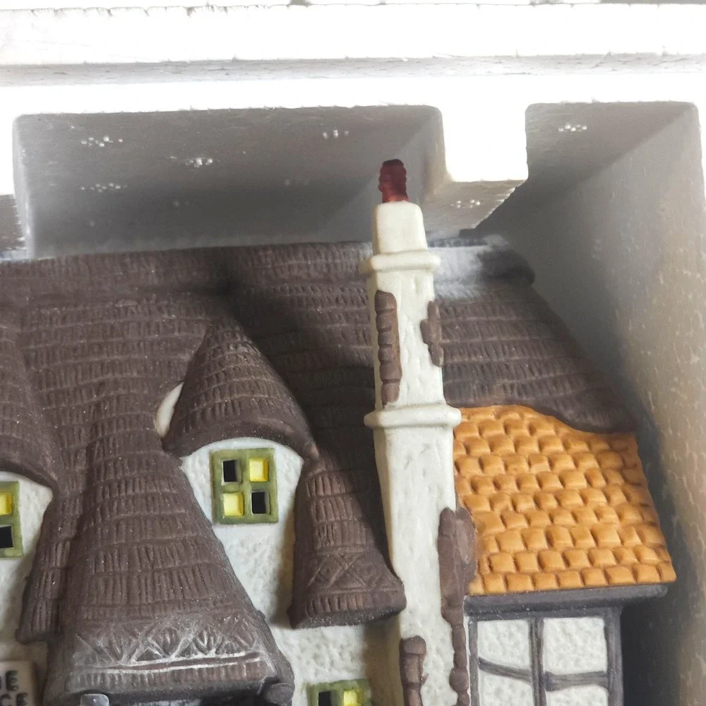 Dept 56 Dickens Village MAYLIE COTTAGE Oliver Twist 5553-0 Lighted Boxed Vintage